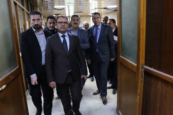 مدير عام النسيج والجلود يتفقد معامل مصنع الجلود